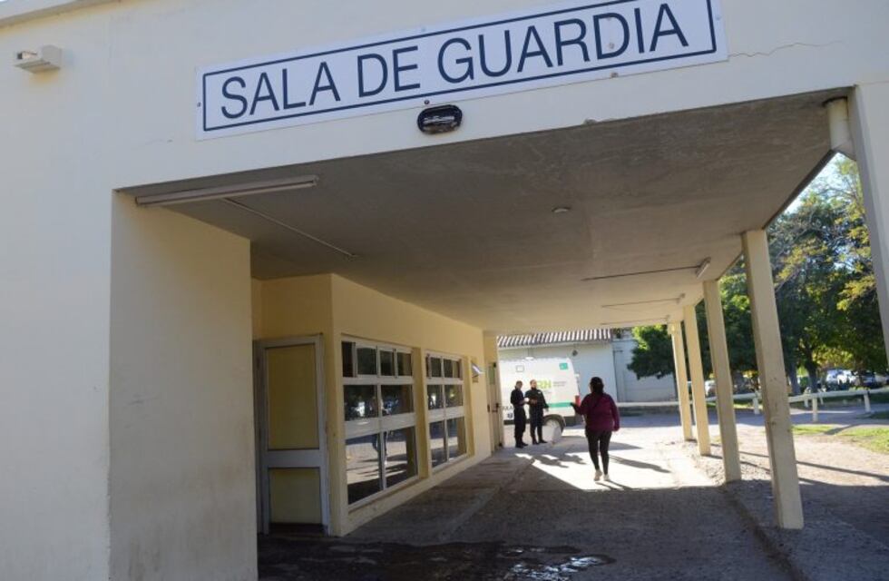 Para escapar de la policía ingresó al hospital de Roca a bordo de su moto