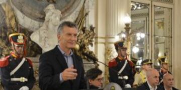 BAS02. BUENOS AIRES (ARGENTINA), 19/01/2017.- Fotografu00eda cedida por la Presidencia de Argentina que muestra al presidente Mauricio Macri durante un acto hoy, jueves 19 de enero de 2017, en la Casa Rosada de Buenos Aires (Argentina). El presidente argentin
