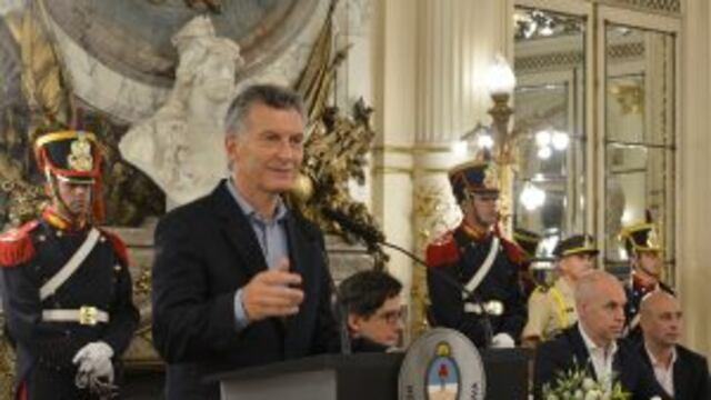 BAS02. BUENOS AIRES (ARGENTINA), 19/01/2017.- Fotografu00eda cedida por la Presidencia de Argentina que muestra al presidente Mauricio Macri durante un acto hoy, jueves 19 de enero de 2017, en la Casa Rosada de Buenos Aires (Argentina). El presidente argentin
