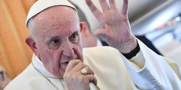 MLM78 - (--), 01/11/2016.- El papa Francisco habla con periodistas en el aviu00f3n que le lleva desde Malmoe (Suecia) a Roma (Italia) hoy, 1 de noviembre de 2016. Francisco ha participado en las ciudades suecas de Lund y Malmoe en los actos conjuntos entre luteranos y catu00f3licos organizados por la Federaciu00f3n Luterana Mundial en ocasiu00f3n del 500 aniversario de la Reforma. EFE/Ettore Ferrari  papa francisco visita oficial del sumo pontifice charla con los periodistas viaje en el avion