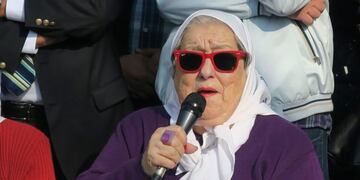 BAS01\u002E BUENOS AIRES (ARGENTINA), 28/08/2017\u002E- La titular de Madres de Plaza de Mayo de Argentina, Hebe de Bonafini, habla hoy, lunes 28 de agosto de 2017, durante un abrazo simbólico a la sede de la organización, en Buenos Aires (Argentina)\u002E De Bonafini dijo hoy que no acudirá a declarar en octubre próximo en una causa en la que se investiga el supuesto desvío de aportes a la seguridad social correspondientes a empleados de la fundación que tiene su organización\u002E EFE/Ignacio Grimaldi ciudad de buenos aires hebe de bonafini acto de madres de plaza en repudio a desalojo de la plaza abrazo simbolico a la plaza de mayo