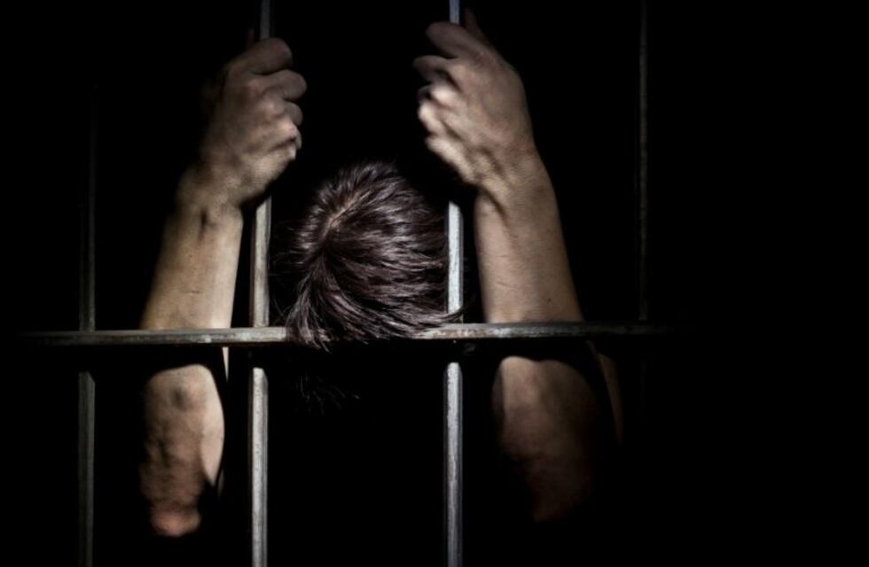 Está preso por abuso, lo convencieron de que estaba poseído y lo violaron para "sanarlo"