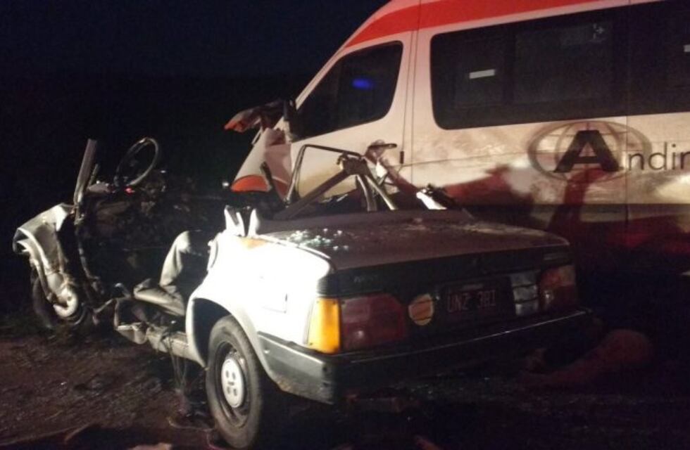 Tres jóvenes murieron al chocar de frente con un minibus en Timbúes