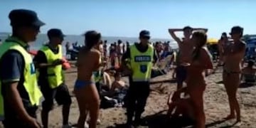 Topless de tres mujeres en Necochea