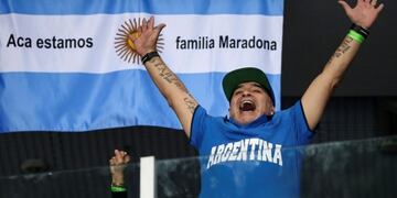 Maradona alentando en la Davis\u002E