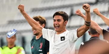 Soccer Football - Serie A - Juventus v Sampdoria - Allianz Stadium, Turin, Italy - July 26, 2020    Juventus' Paulo Dybala celebrates winning the match and Serie A, as play resumes behind closed doors following the outbreak of the coronavirus disease (COVID-19)   REUTERS/Massimo Pinca