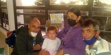 Familia Ibarra junto a la pequeña Martina y el Sgto\u002E 1° Alejandro Casconi\u002E (Foto: prensa Departamental Punilla)\u002E
