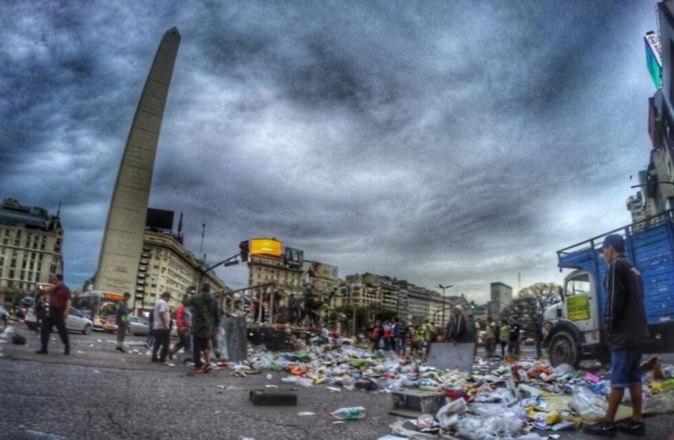 Recolectores de basura tiraron residuos en la 9 de Julio