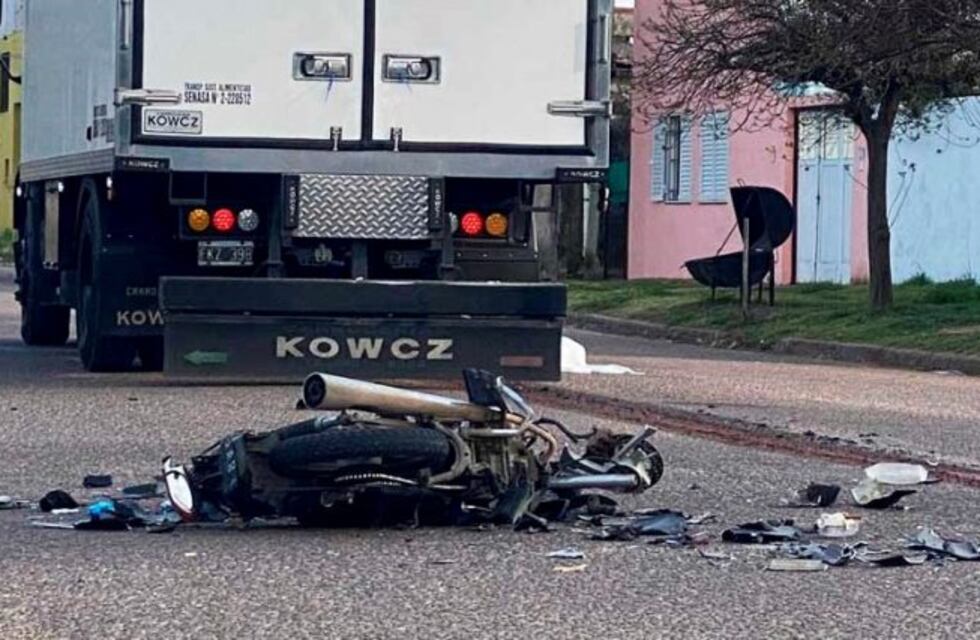 Un joven motociclista falleció atropellado por un camión en General Pico