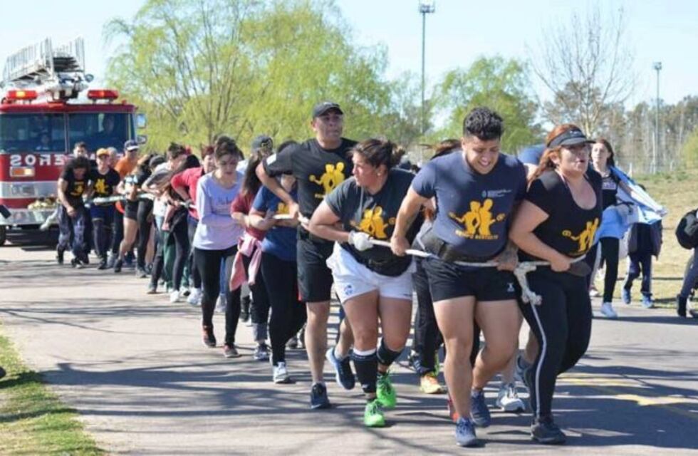 "La unión hace la fuerza": arrastraron un camión de bomberos en Santa Rosa