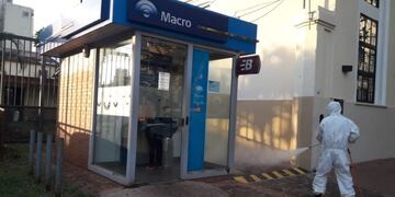 Desinfección de un cajero automático del Macro en la Municipalidad de Posadas\u002E (Mun\u002E de Pdas\u002E)