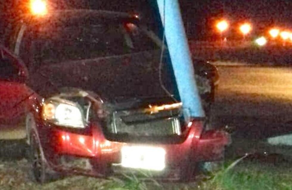 Las Higueras; por esquivar un control destrozó su auto
