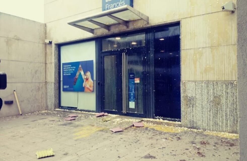Arroyito: protestaron y tiraron huevos en la fachada del Banco Francés