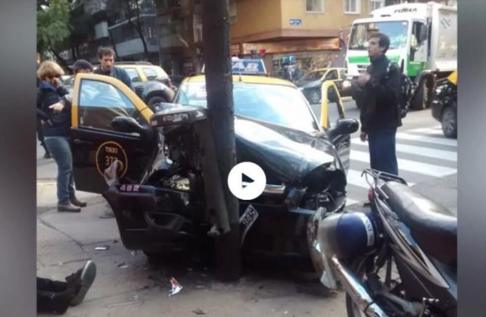 Palermo: Un taxista convulsionó y atropelló a dos jóvenes