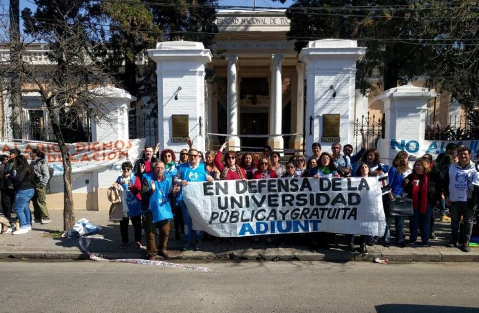 Comenzó el paro de docentes universitarios en Tucumán