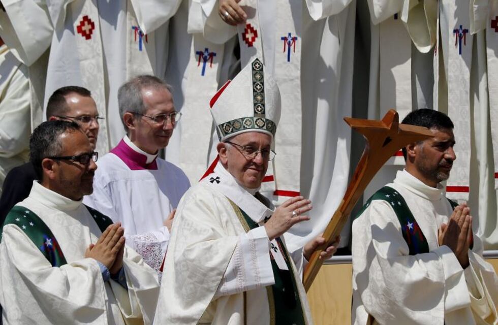Críticas al Papa por la presencia de un cura acusado de encubrir abusos sexuales
