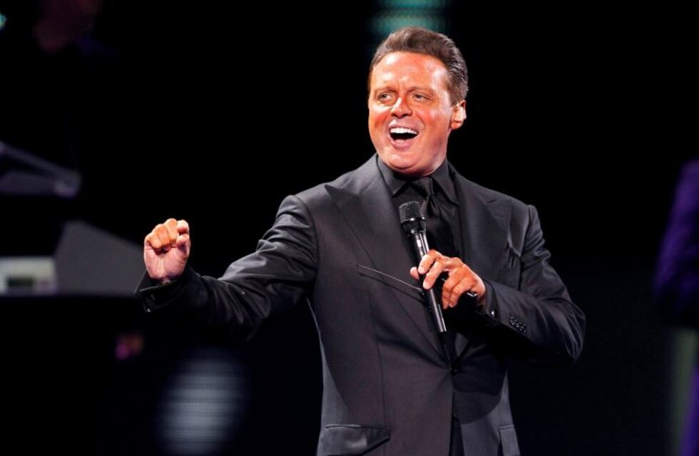 Luis Miguel presentó su nuevo tema y apareció con una imagen renovada
