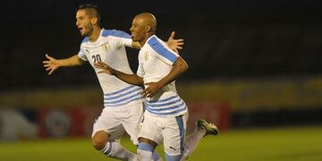 Uruguay's player Nicolas De La Cruz (R) celebrates a goal against Argentina during their South American Championship U-20 football match at the Olimpico Atahualpa stadium in Quito, Ecuador on January 30, 2017\u002E / AFP PHOTO / JUAN CEVALLOS ecuador Nicolas De La Cruz campeonato torneo sudamericano sub20 sub 20 futbol futbolistas partido seleccion argentina uruguay