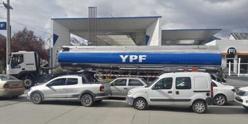filas de autos por falta de combustible en Esquel\u002E