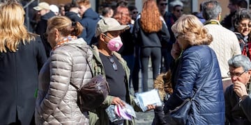 Rome (Italy), 04/03/2020\u002E- An irregular street vendor hawks medical face masks in downtown Rome, Italy, 04 March 2020\u002E Italian authorities have mandated the closure of all schools and learning centers until mid-March in a bid to contain the rapid spread of the SARS-CoV-2 coronavirus that causes the COVID-19 disease, which is gripping the country with over 2,200 confirmed infections and at least 79 deaths\u002E (Italia, Roma) EFE/EPA/MASSIMO PERCOSSI