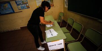 Una empleada de un colegio electoral prepara una de las mesas electorales este sábado en Buenos Aires (Argentina)\u002E Crédito: EFE/Juan Ignacio Roncoroni