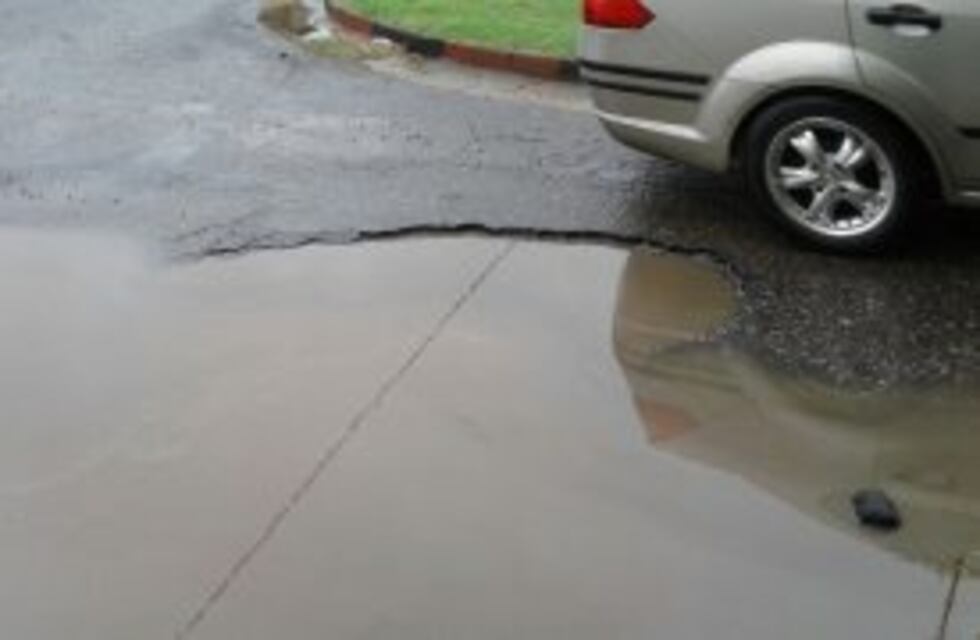 La lluvia ocultó un gran pozo, que terminó dañando vehículos en zona sur