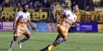 Pablo Ruiz corre a festejar el único tanto de la noche, que le dio el triunfo a Mitre\u002E