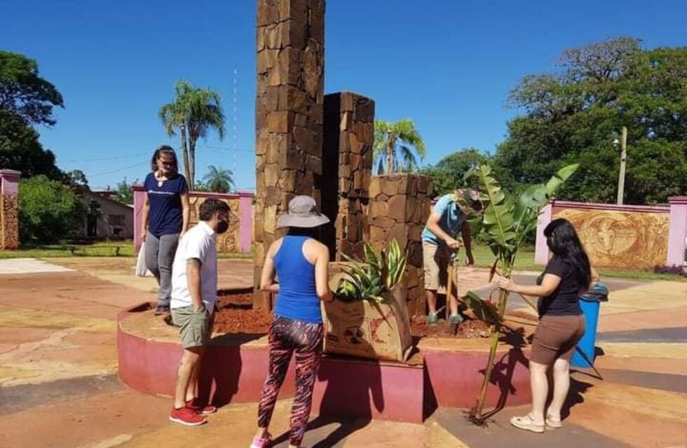 Jóvenes trabajaron para poner en valor la Plaza de la Identidad de Puerto Iguazú