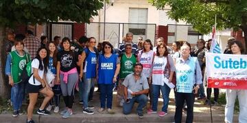 Alumnos y docentes resisten con movilizaciones al cierre del profesorado de Historia