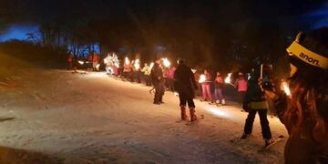 Valdelén se iluminó con la primera bajada de antorchas