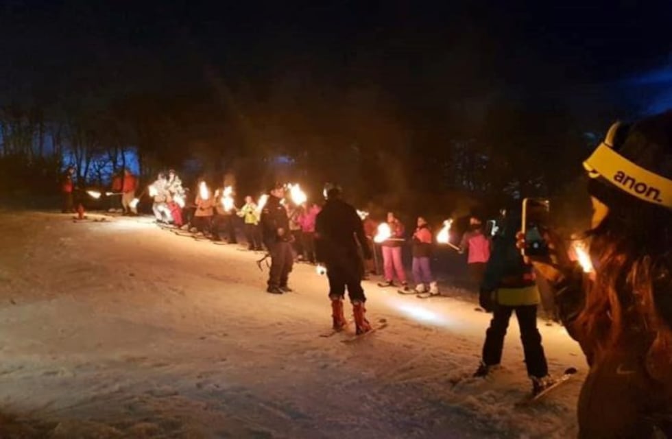 Valdelén se iluminó con la primera bajada de antorchas