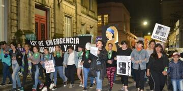 Movilización de mujeres en Concepción del Uruguay\nCrédito: LaPirámide
