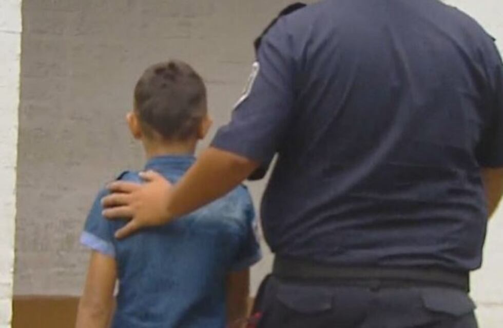 El niño que quiso robar una joyería de Moreno fue entregado a la Policía por su propia madre