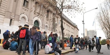 Se manifiestan en contra de las amenazas de bomba que sufre el Normal 1\u002E