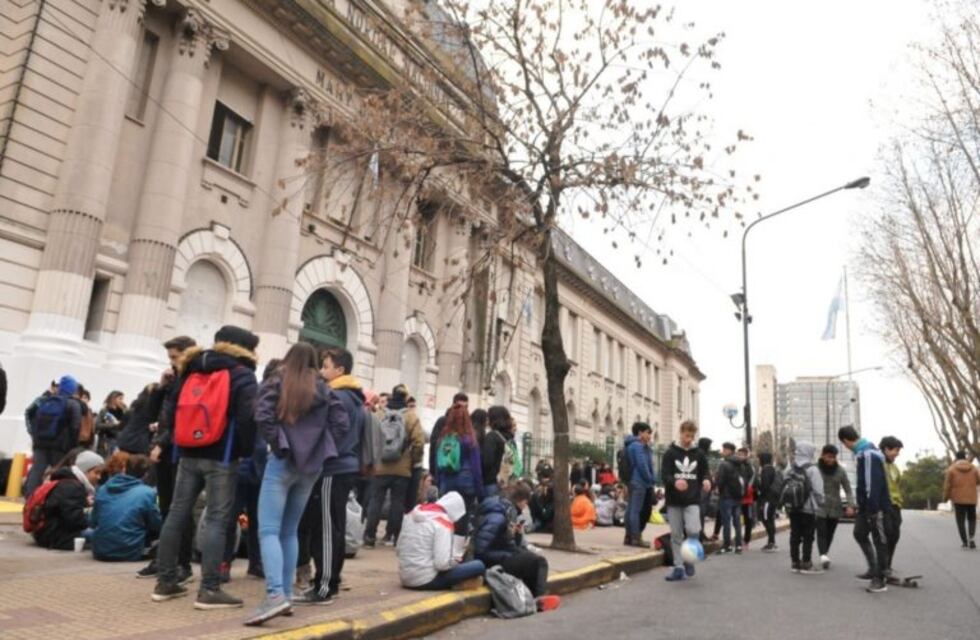 Normal 1: abrazo simbólico y marcha en contra de las amenazas de bomba