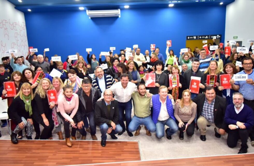 La Municipalidad de Arroyito entregó subsidios y becas por $ 5.400.000