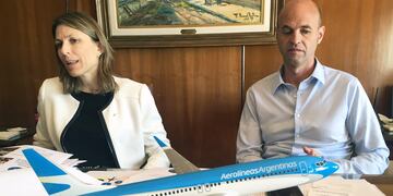 BAS100.- BUENOS AIRES (ARGENTINA), 9/08/2016.- La presidenta de Aerolu00edneas Argentinas, Isela Costantini (i), y el ministro de Transporte de Argentina, Guillermo Dietrich, en una reuniu00f3n celebrada hoy, martes 9 de agosto de 2016, en Buenos Aires, con corre