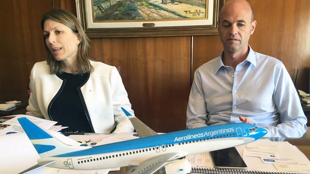BAS100.- BUENOS AIRES (ARGENTINA), 9/08/2016.- La presidenta de Aerolu00edneas Argentinas, Isela Costantini (i), y el ministro de Transporte de Argentina, Guillermo Dietrich, en una reuniu00f3n celebrada hoy, martes 9 de agosto de 2016, en Buenos Aires, con corre