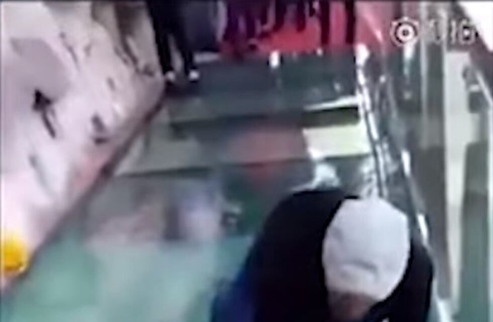 Furor por el puente de cristal que se "rompe"