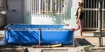Un recolector de residuos se refrescó saltando a una pelopincho que estaba en la vereda (Imagen ilustrativa).