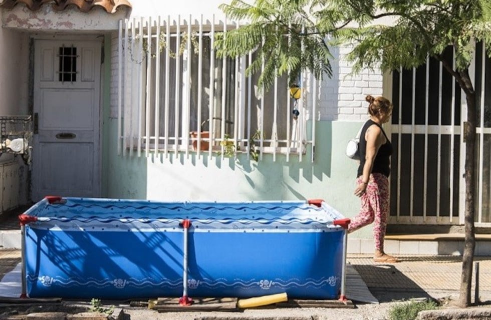 No aguantó el calor en Rosario y se tiró de “mortal” en una pileta mientras recolectaba la basura