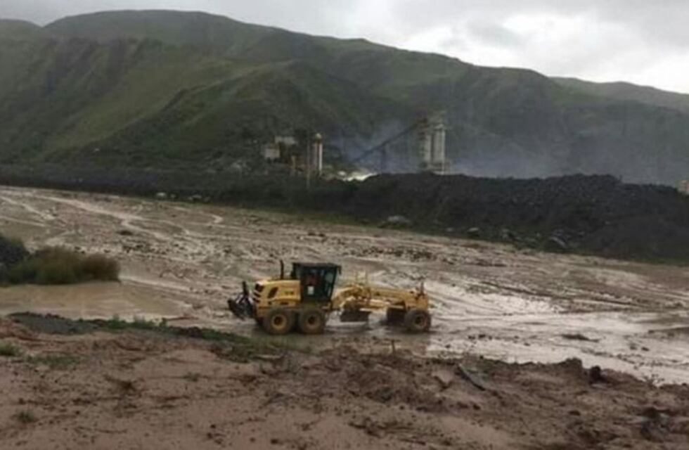 La Ruta Nacional 9 está cortada por un desprendimiento de barro