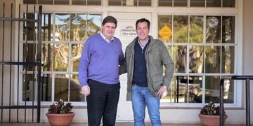 Rojas junto al Intendente de San Cayetano, Miguel Gargaglione\u002E