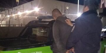 Fueron detenidos por intentar robar un panel solar de una garita de colectivos