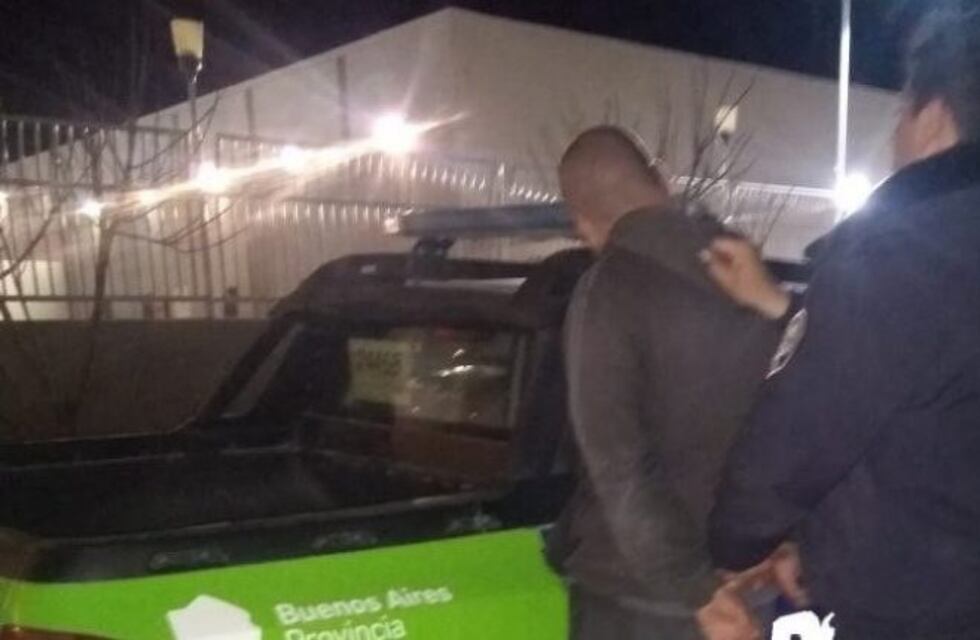 Los detienen por intentar robar un panel solar de la garita de colectivos