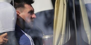 COPAME1659\u002E PORTO ALEGRE (BRASIL), 24/06/2019\u002E- El jugador de la selección Argentina Lionel Messi llega a un entrenamiento este lunes, en el Complejo de Internacional de Porto Alegre (Brasil)\u002E Argentina clasificó a los cuartos de final de la Copa América al ganar por 0-2 a Catar y se verá contra Venezuela el viernes 28 de junio en el Maracaná\u002E EFE/ Juan Ignacio Roncoroni