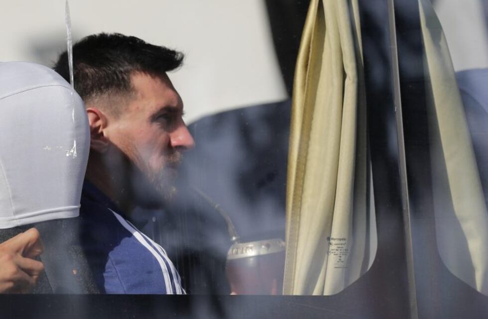 A Messi le cantaron "feliz cumple" en la concentración y lo escuchó con Antonela en la falda