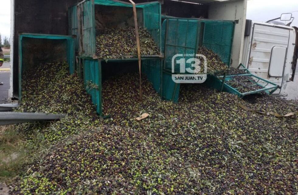 Volcó un camión con toneladas de aceitunas: el conductor resultó ileso