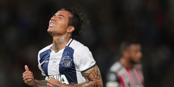 El colombiano probó y estuvo cerca del primer gol de la noche\u002E