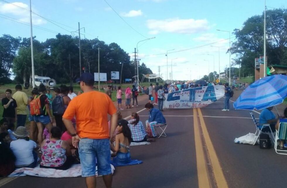 Montecarlo: corte de ruta en el acceso sur